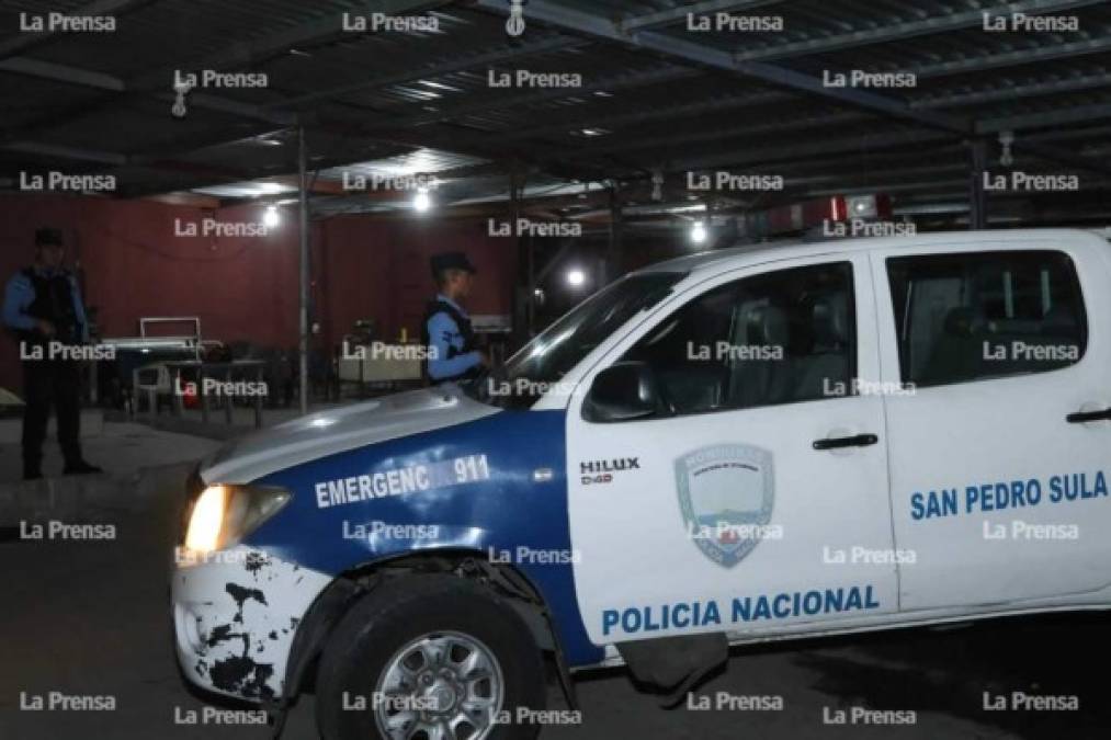 Agentes policiales acordonaron el área y comenzaron con las investigaciones del caso.