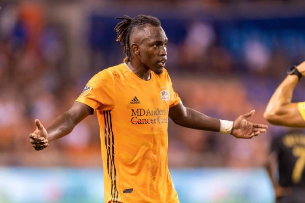 Alberth Elis ha insistido en su deseo de jugar en el fútbol europeo, pese a que el Houston Dynamo le ha hecho una super oferta para que se quede en el club de la MLS. “Hay que ver a futuro, yo pienso en grande, ir a Europa a romperla, no a un equipo de renombre, sino hacer un gran trabajo en uno diferente para luego dar el salto. Es un reto para mí, en la MLS ya demostré y por eso Houston quiere que siga en el equipo, pero la decisión la estoy analizando, quiero ir a Europa y romperla allá y por eso tomaría la decisión. Por lo monetario sería mejor que me quedara en el Houston Dynamo”, dijo el delantero hondureño en declaraciones a Radio América.