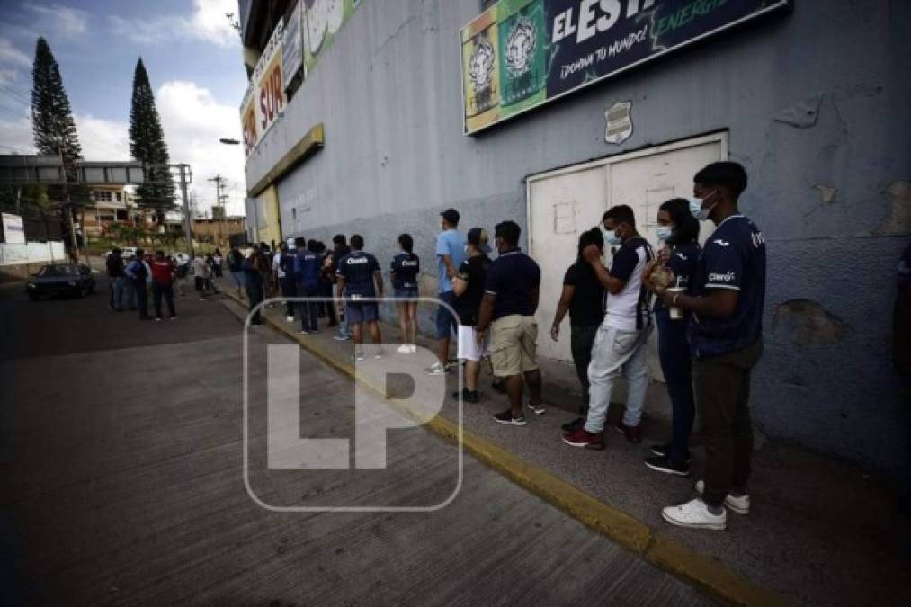 La fila de aficionados del Motagua para entrar al estadio Nacional antes del partido contra Platense.