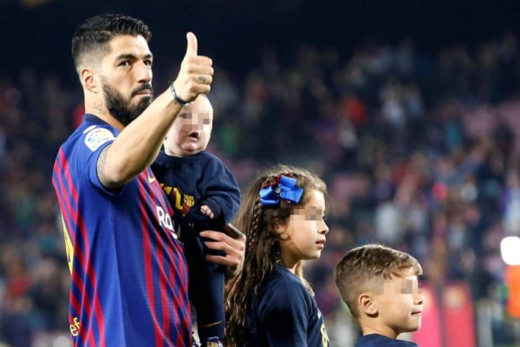 Luis Suárez celebrando en compañía de sus hijos. Foto EFE