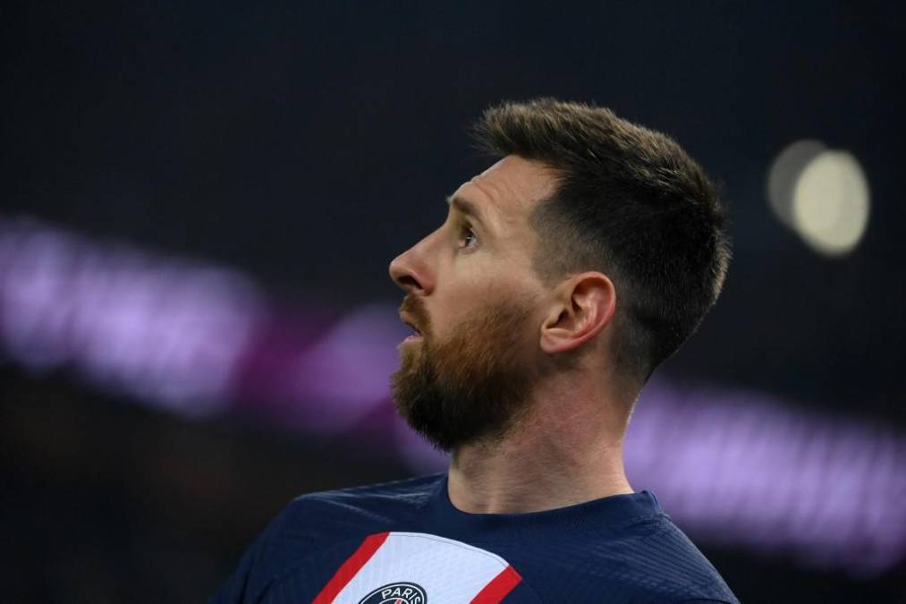 Lionel Messi exigió avión privado para 20 personas .