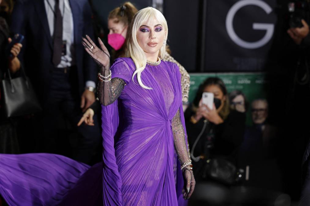 La película “House of Gucci” narra la historia del asesinato de Maurizio, nieto heredero del fundador de la icónica firma italiana. En ella, Lady Gaga se mete en la piel de una de las ‘viudas negras’ más famosas, Patrizia Reggiani, trabajo por el que ha recibido, una vez más, el reconocimiento de la crítica.