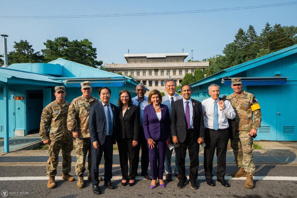 Tras su viaje de alto perfil a Taiwán, la presidenta de la Cámara de Representantes de Estados Unidos, Nancy Pelosi, viajó a Corea del Sur este jueves donde realizó una parada en la Zona Desmilitarizada (DMZ), en la frontera con Corea del Norte.