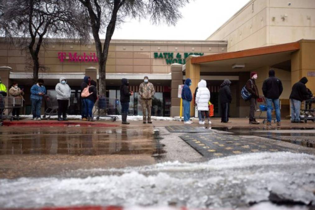 AUSTIN, TX - FEBRUARY 17, 2021: People wait in long lines at an H-E-B grocery store in Austin, Texas on February 17, 2021. Millions of Texans are still without water and electric as winter storms continue. Montinique Monroe/Getty Images/AFP<br/><br/>== FOR NEWSPAPERS, INTERNET, TELCOS & TELEVISION USE ONLY ==<br/><br/>