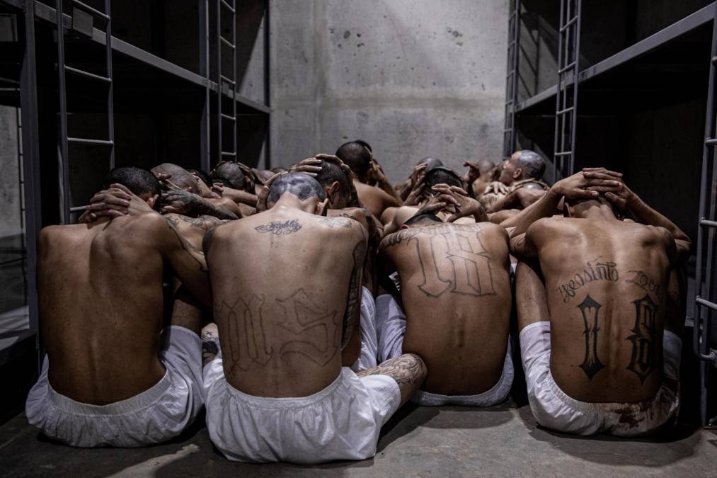 Así son las celdas en las que están recluidos miles de supuestos pandilleros en El Salvador