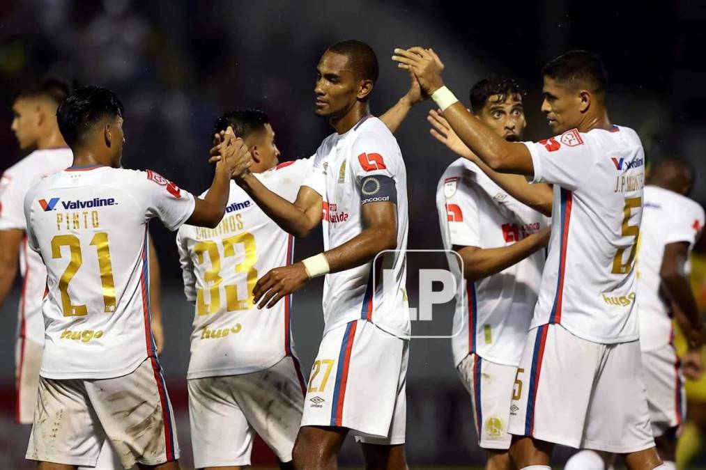 Los jugadores del Olimpia felicitaron a Jerry Bengtson por su gol.