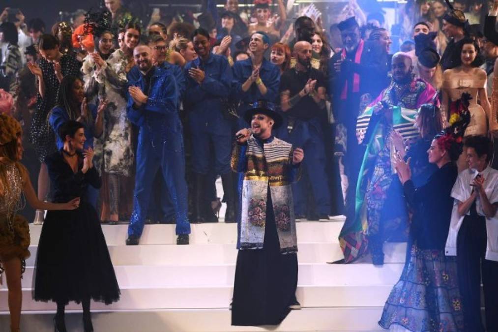 Y mientras el inglés Boy George actuaba, un ataúd irrumpió en el escenario con dos pechos cónicos pegados a la tapa. Una corona de flores rezaba 'La moda para siempre'.<br/><br/>Al llegar al final del desfile, el telón se subió para mostrar los bastidores y a Gaultier con un mono azul de trabajo, arropado por sus colaboradores, que acabaron llevándolo a hombros y colmándolo de besos.