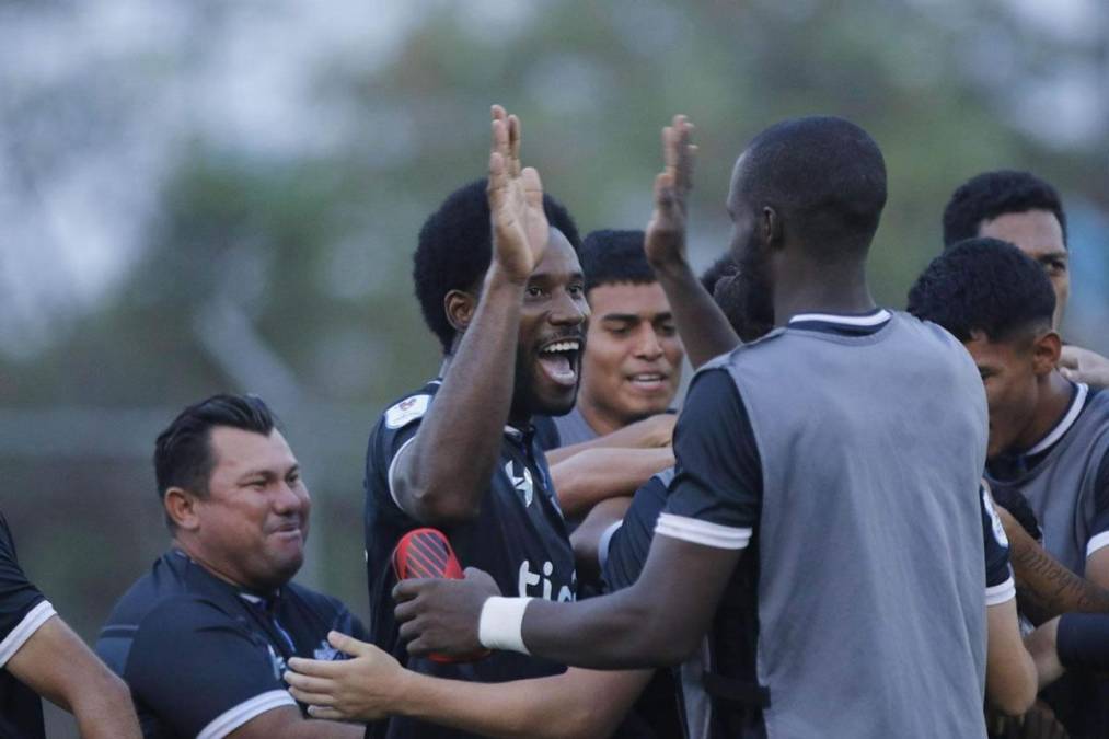 Los jugadores del Honduras Progreso celebrando la remontada contra la Real Sociedad.