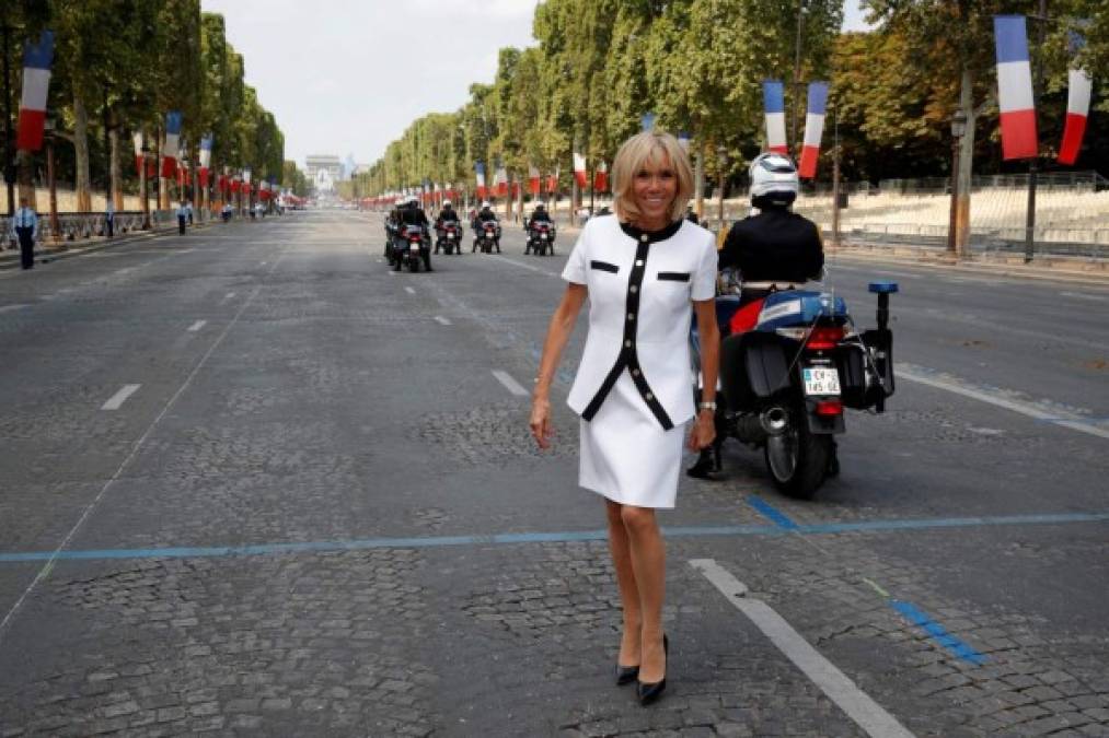 Brigitte se veía reluciente cuando salió a París, Francia, para el evento del Día de la Bastilla en la avenida de los Campos Elíseos en París, Francia.<br/>
