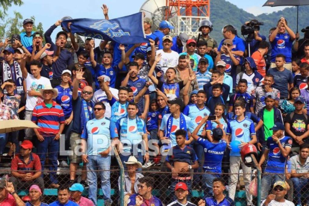 Aficionados del Motagua alentando a su equipo ante Real de Minas en Danlí.