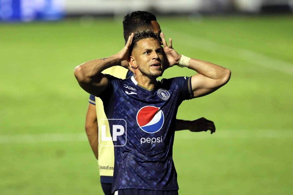 Así celebró Raúl Marcelo Santos el gol de su compañero Mauro Ortiz.