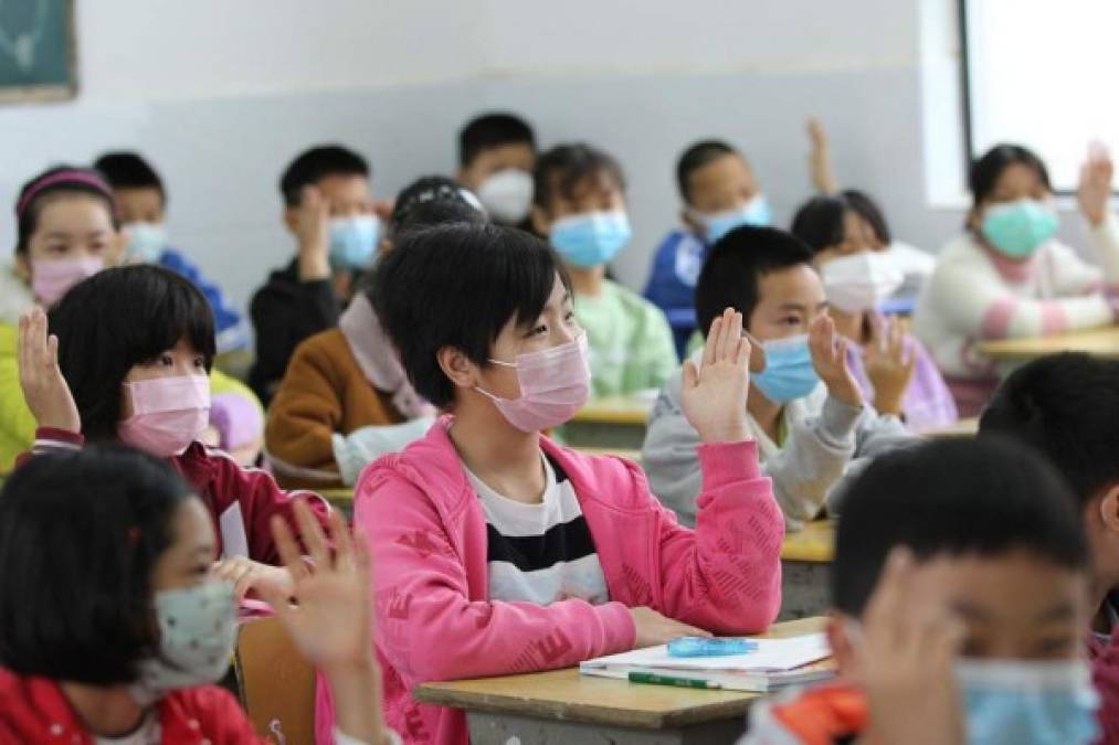 Con máscaras protectoras los alumnos han comenzado a recibir clases de nuevo en China tras la pandemia del COVID-19.