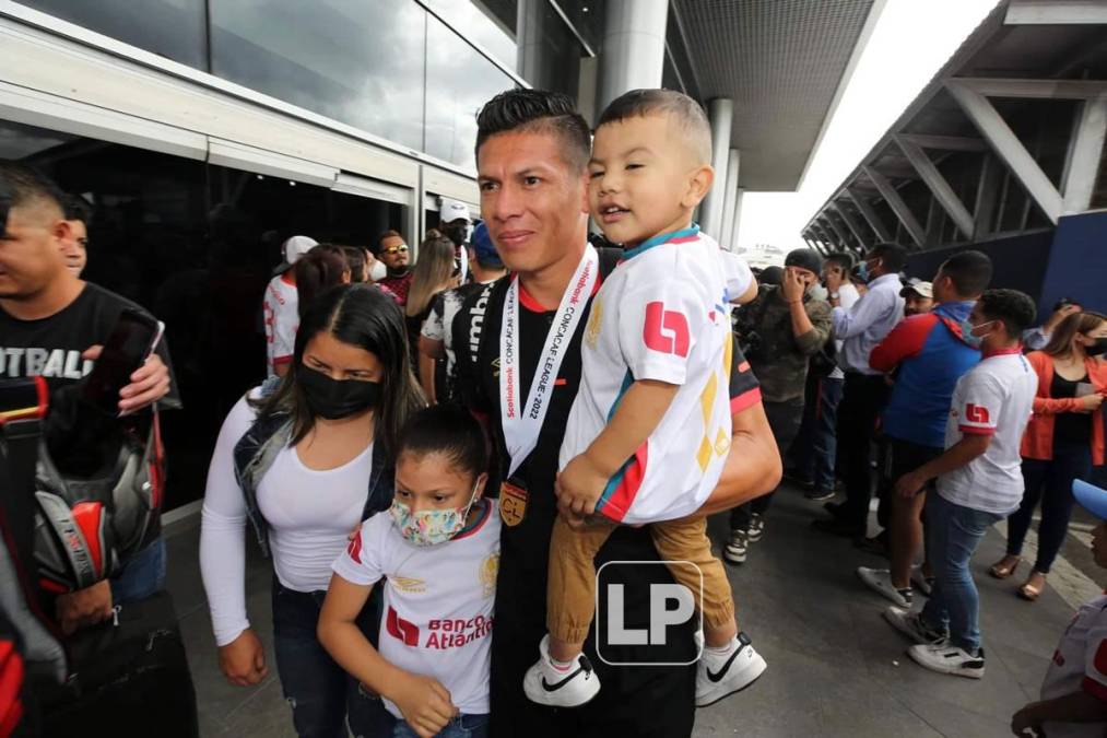 Jonathan Paz fue recibido por su familia en el aeropuerto Toncontín.