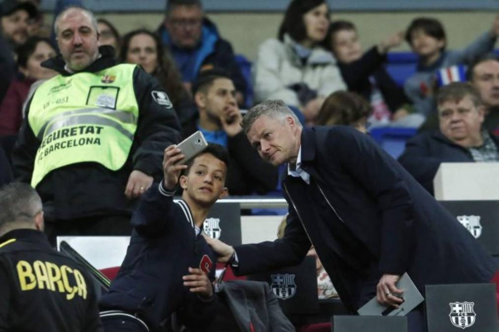 Ole Gunnar Solskjaer, entrenador del Manchester United, estuvo en las gradas del Camp Nou observando a su rival de cuartos de Champions, el Barcelona. Foto AFP