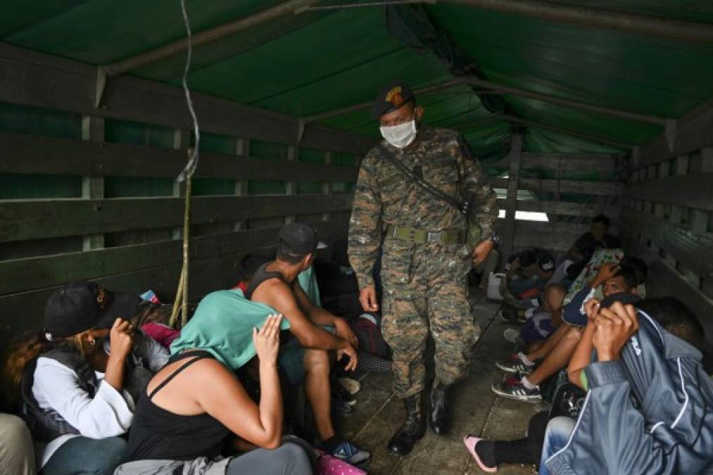 La mayoría viaja a pie a un costado de la carretera, mientras otros más osados se suben a camiones sin medidas de protección, exponiendo su vida.<br/>