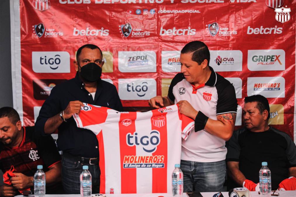 Rául Cáceres fue presentado como nuevo entrenador del Vida en reemplazo de Júnior Izaguirre: “Nuestra intención no es venir por un fin de semana, sino hacer historia en el Vida”, declaró el estratega en rueda de prensa.