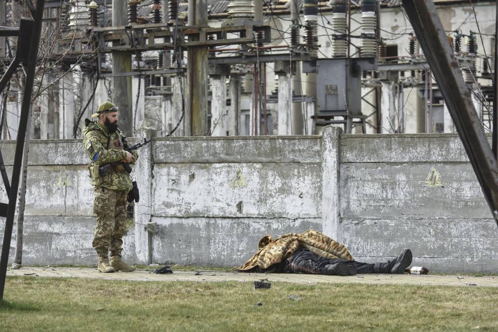 “Tras analizar los cuerpos pensamos que los mataron y luego los quemaron. Al menos dos tienen tiros en la nuca. Este es el tipo de crímenes que cometen los rusos a su paso por Kiev”, indicó hoy a EFE el jefe de la policía en la región de Kiev, Andrii Nebytov, desde el lugar donde se hallaron los cadáveres.