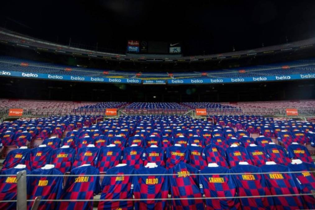 El Barcelona colocó camisetas en las sillas del Camp Nou con el nombre de algunos aficionados azulgranas.