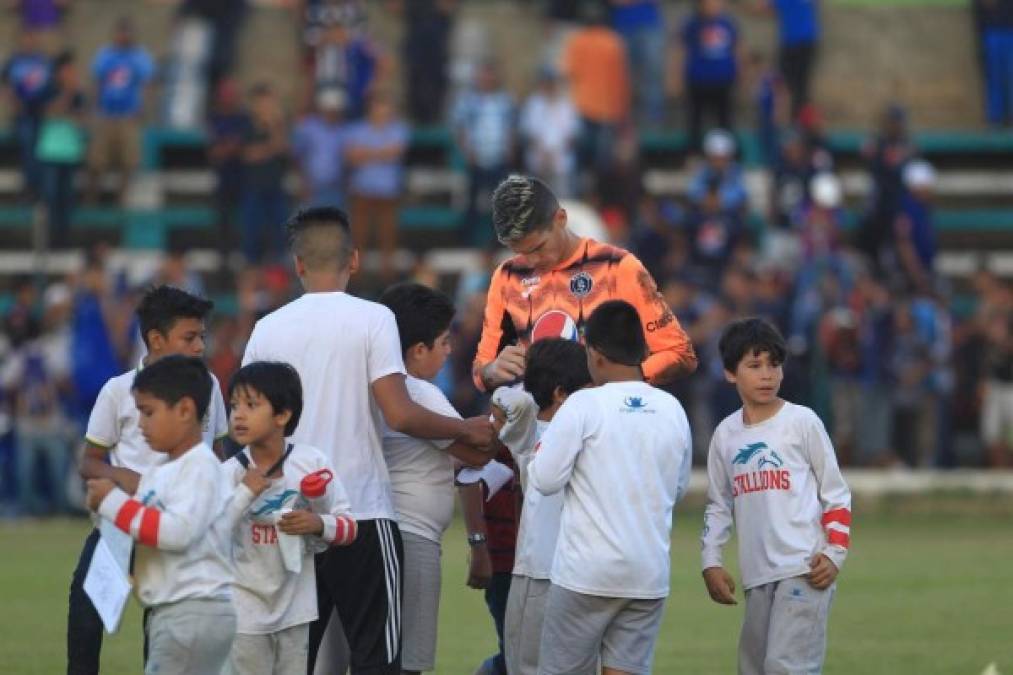 Aficionados invadieron la cancha del estadio Marcelo Tinoco de Danlí al final del partido y se fueron a pedir autógrafos a los jugadores del Motagua. Acá Jonathan Roguier accedió con estos pequeños.