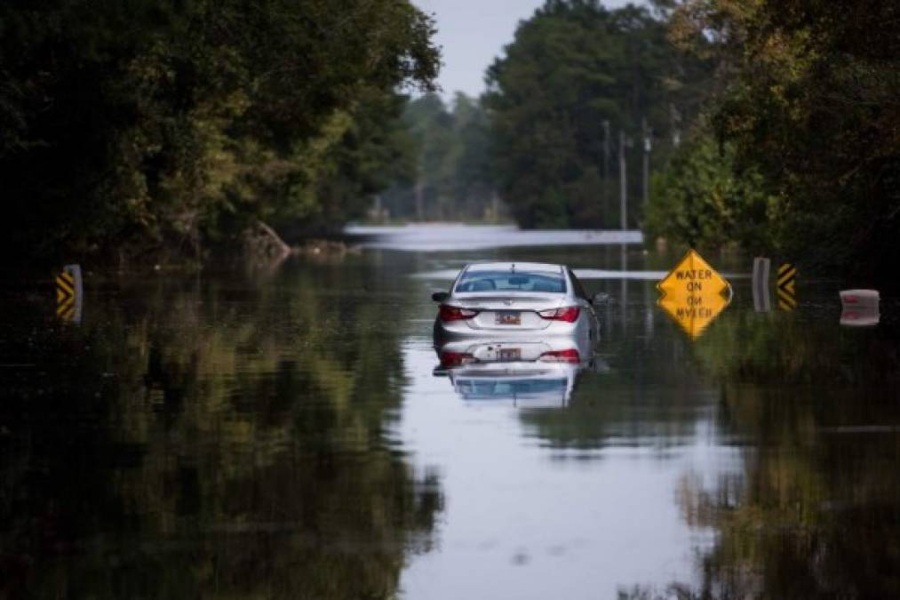 'Aunque los vientos se han ido y lluvia no está cayendo, el agua todavía está allí y lo peor está por venir', dijo el viernes el gobernador de Carolina del Sur, Henry McMaster.