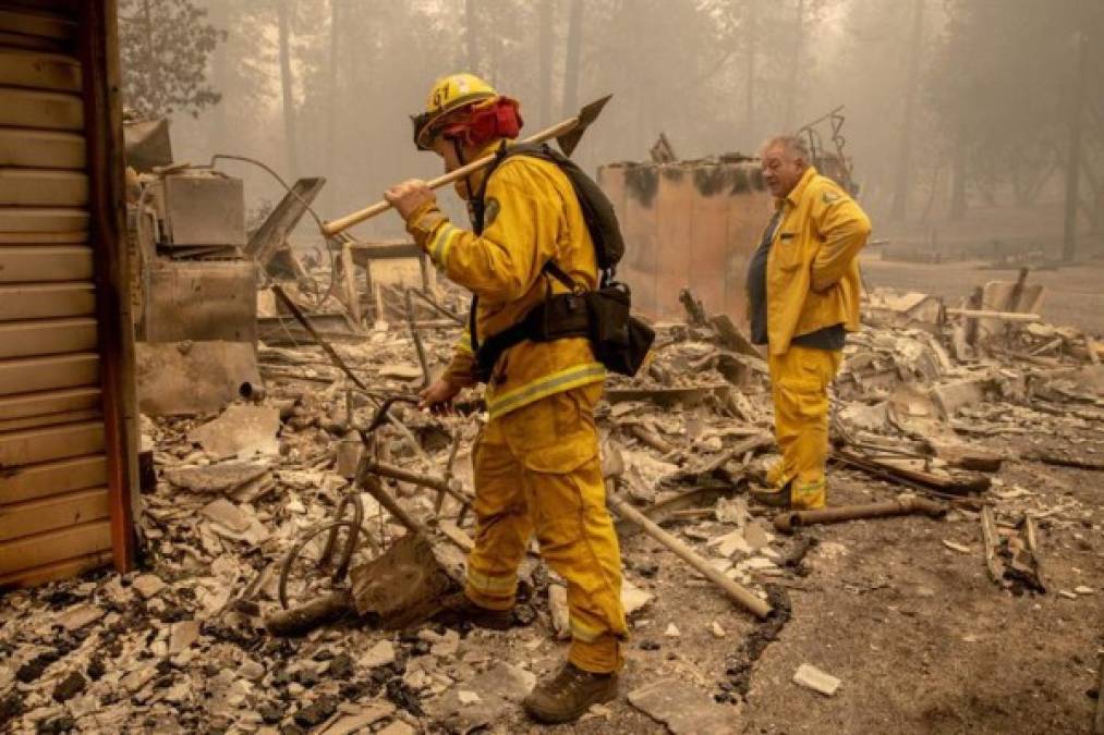 Decenas de incendios arrasan los estados de Washington, Oregón y California, desde la frontera de Canadá hasta la de México, alimentados durante días por la sequía crónica y los fuertes vientos.