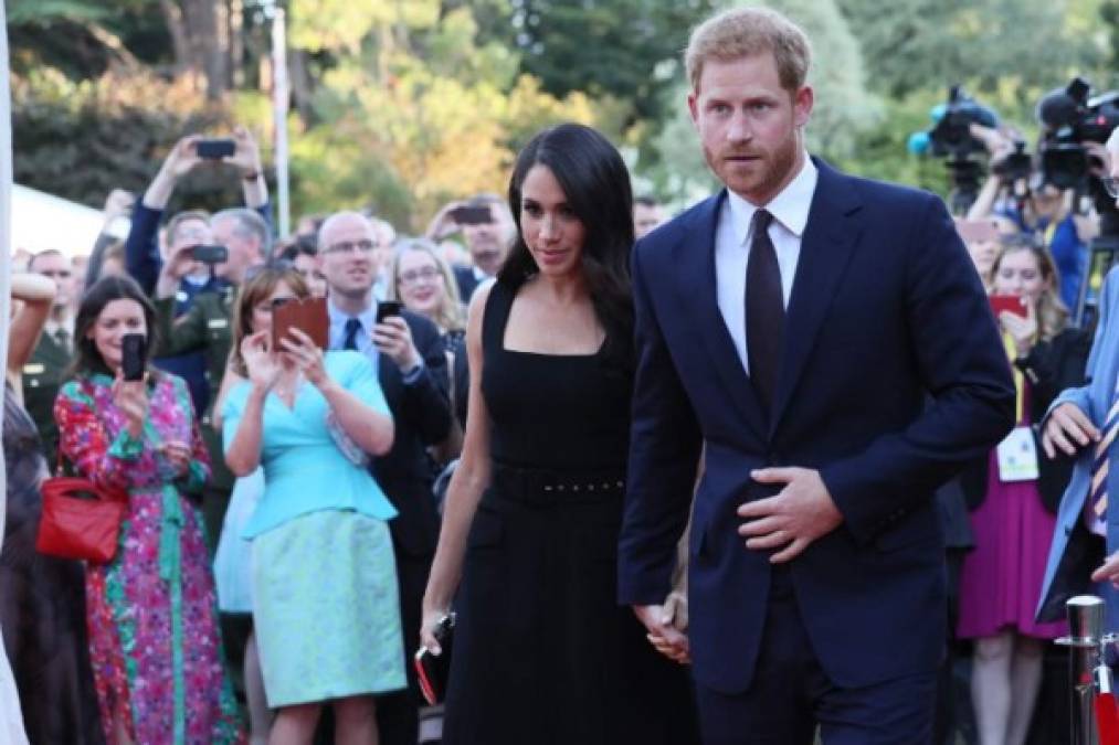 Para una fiesta en el jardín en la residencia del embajador británico en Glencairn House Meghan se cambió a su tercer atuendo del día, vistiéndose con un glamoroso vestido negro de Emilia Wickstead.