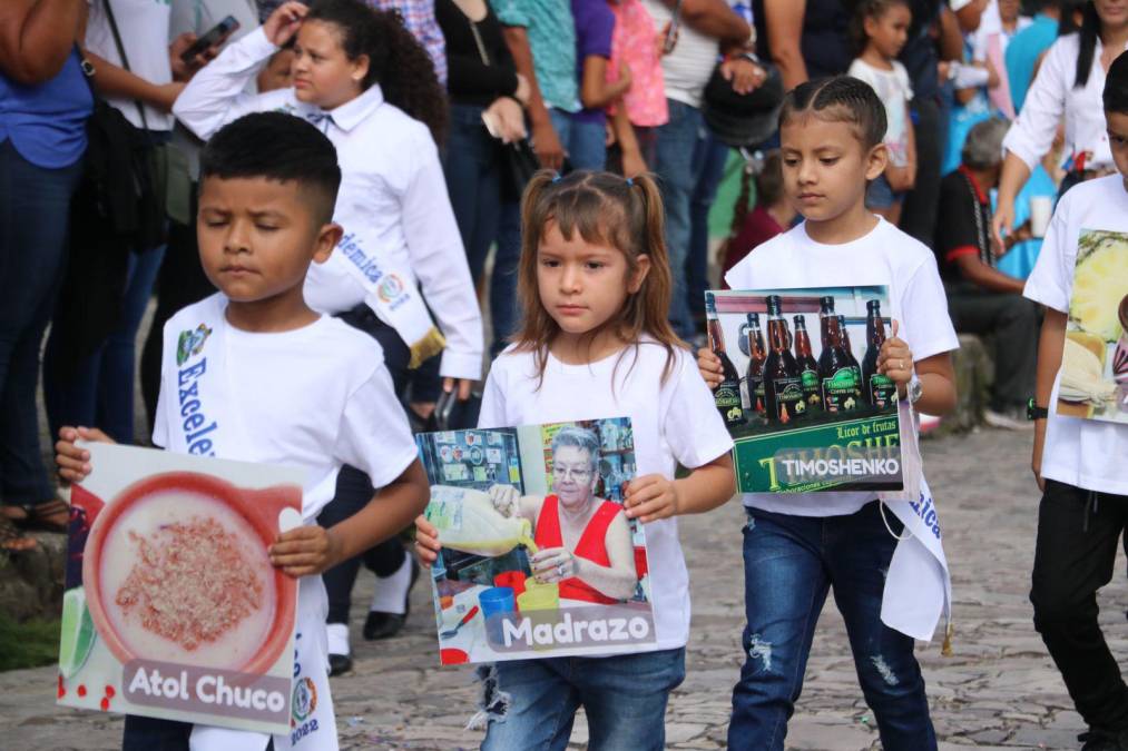 Niños rinden honor a la patria con desfiles en Santa Bárbara, La Ceiba y Santa Rosa de Copán (FOTOS)