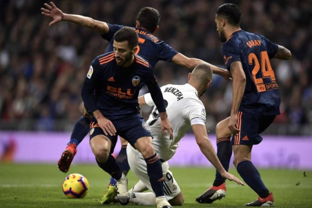 Karim Benzema tuvo bastante trabajo entre los defensas del Valencia.