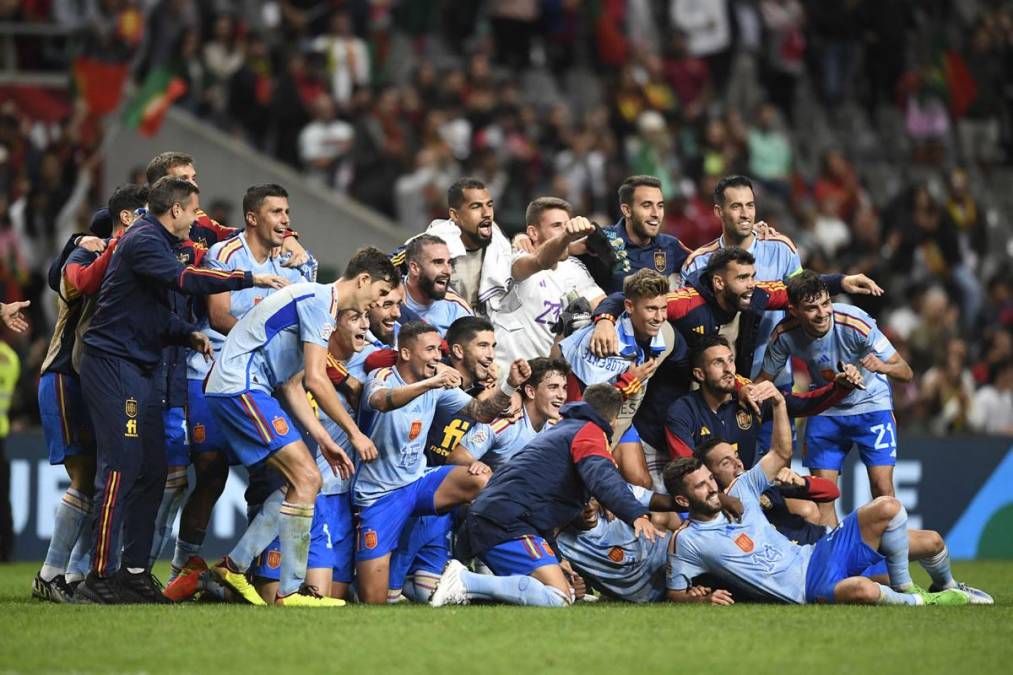 Los jugadores de España festejando al final del partido tras clasificar a la ‘Final Four‘ de la UEFA Nations League.