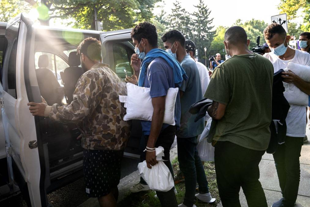  El futuro de los migrantes venezolanos enviados por el gobernador de Florida a Martha’s Vineyard (Massachusetts, EEUU) es incierto después de su traslado a un base militar próxima, y ha dejado conmocionado al pueblo de Edgartown, en la isla, cuya comunidad se volcó en acogerlos.