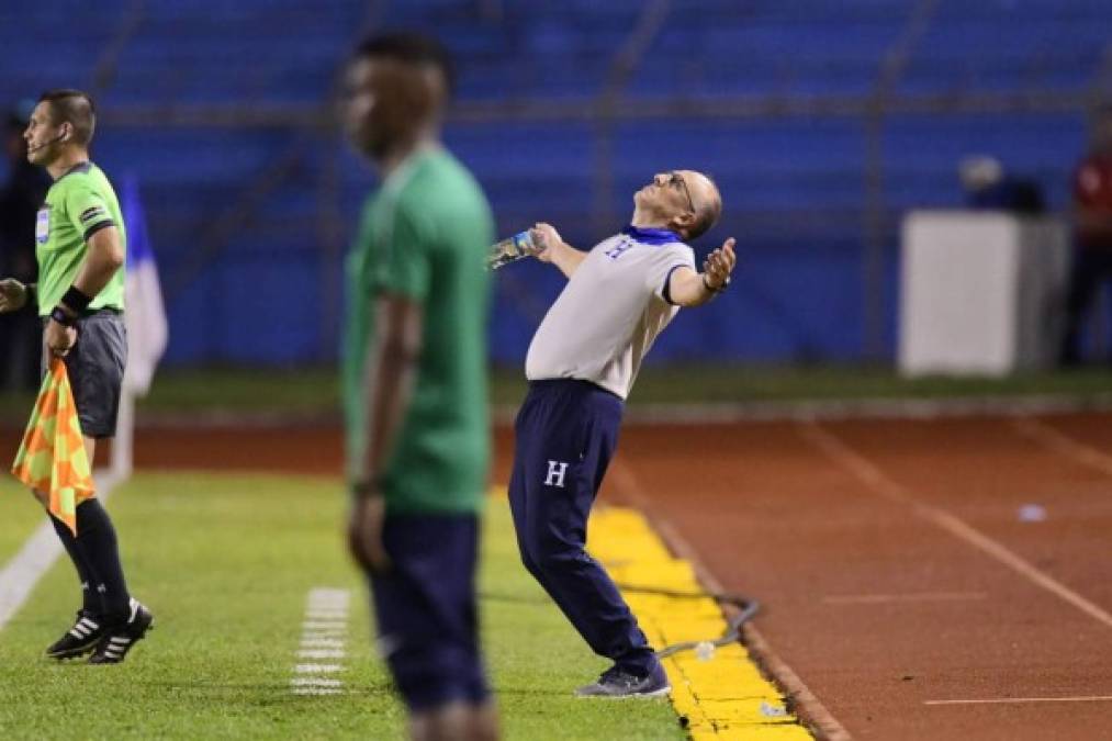 La frustación de Fabián Coito luego de que Honduras fallara una oportunidad.