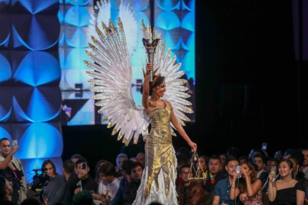 Miss Estados Unidos Cheslie Kryst lució como un águila dorada sosteniendo la antorcha icónica de la Estatua de la Libertad.
