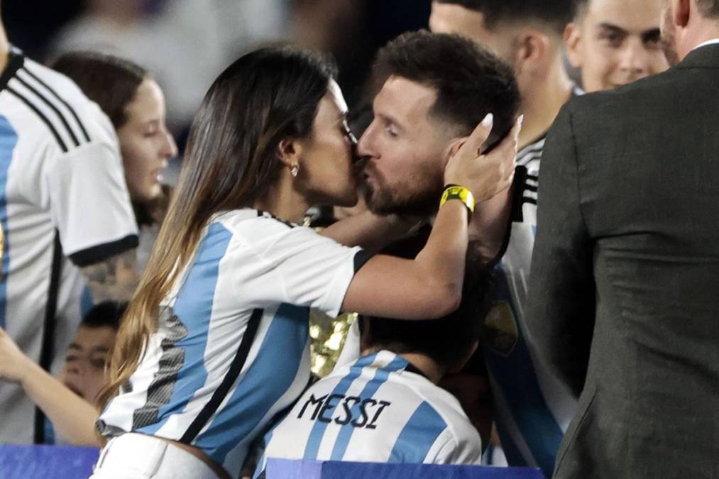 El apasionado beso que le dio Antonela Roccuzzo a Lionel Messi en los festejos de Argentina en el Monumental.