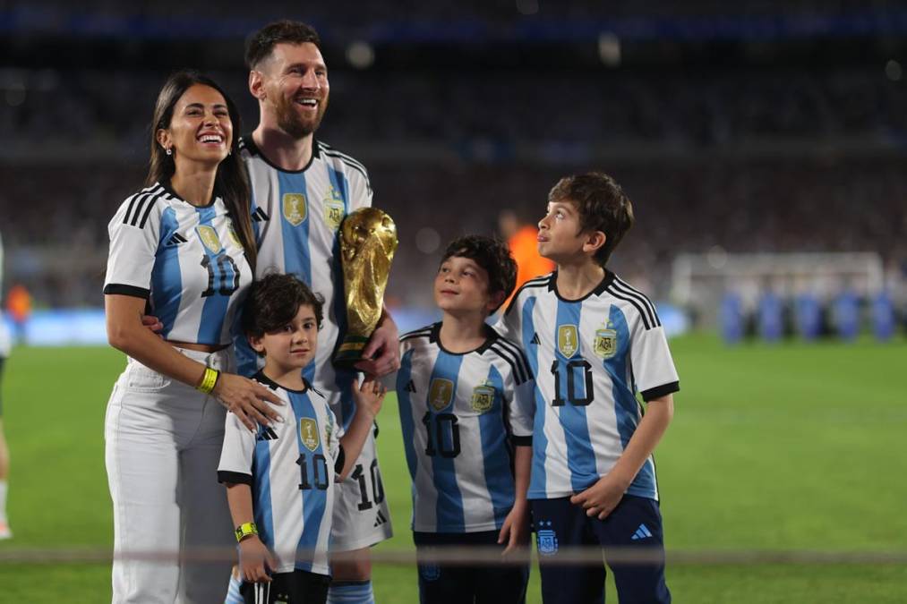 La alegría de Leo Messi con Antonela Roccuzzo y sus hijos Thiago, Mateo y Ciro.