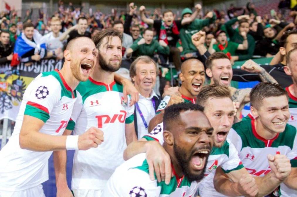 Los jugadores del Lokomotiv Moscú y su técnico posando con los aficionados de fondo tras el triunfo (1-2) de visita sobre el Bayer Leverkusen.