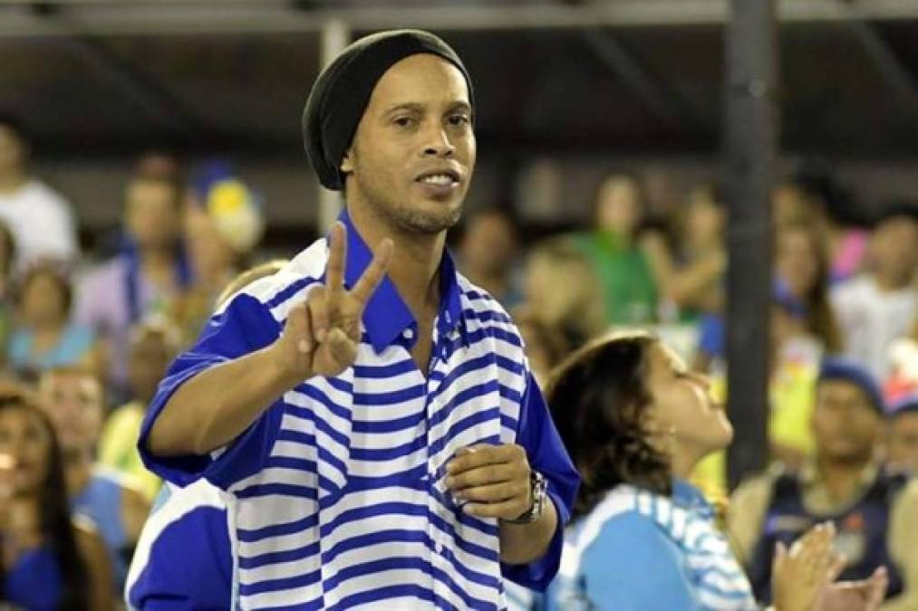 El doblete de Ronaldinho. Dinho contraerá matrimonio en agosto con sus dos novias.
