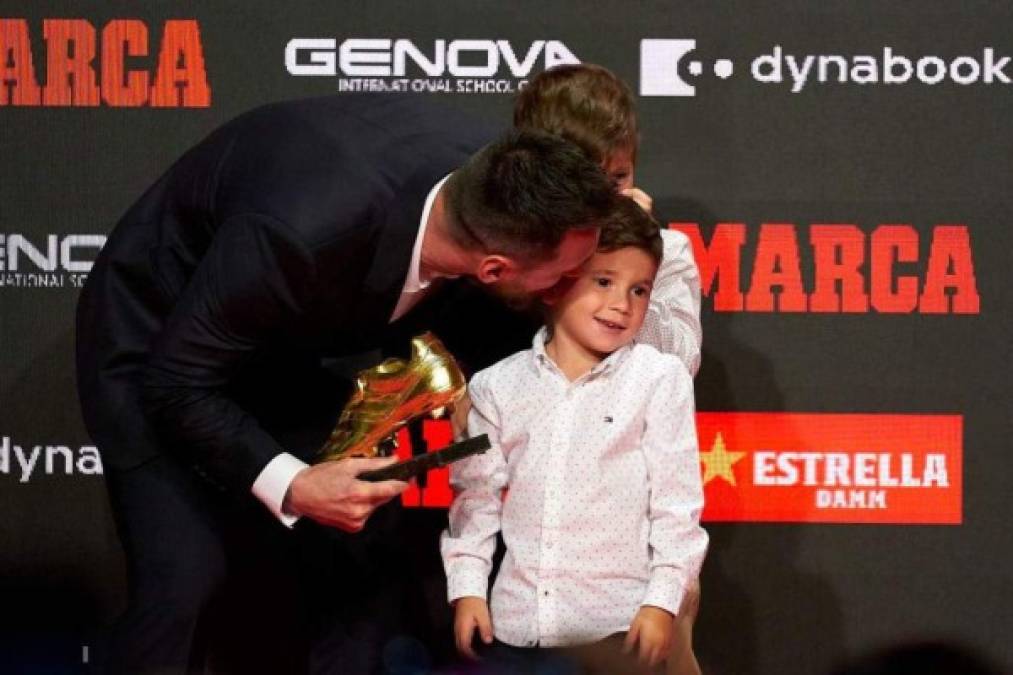 Messi dando un beso a Mateo.