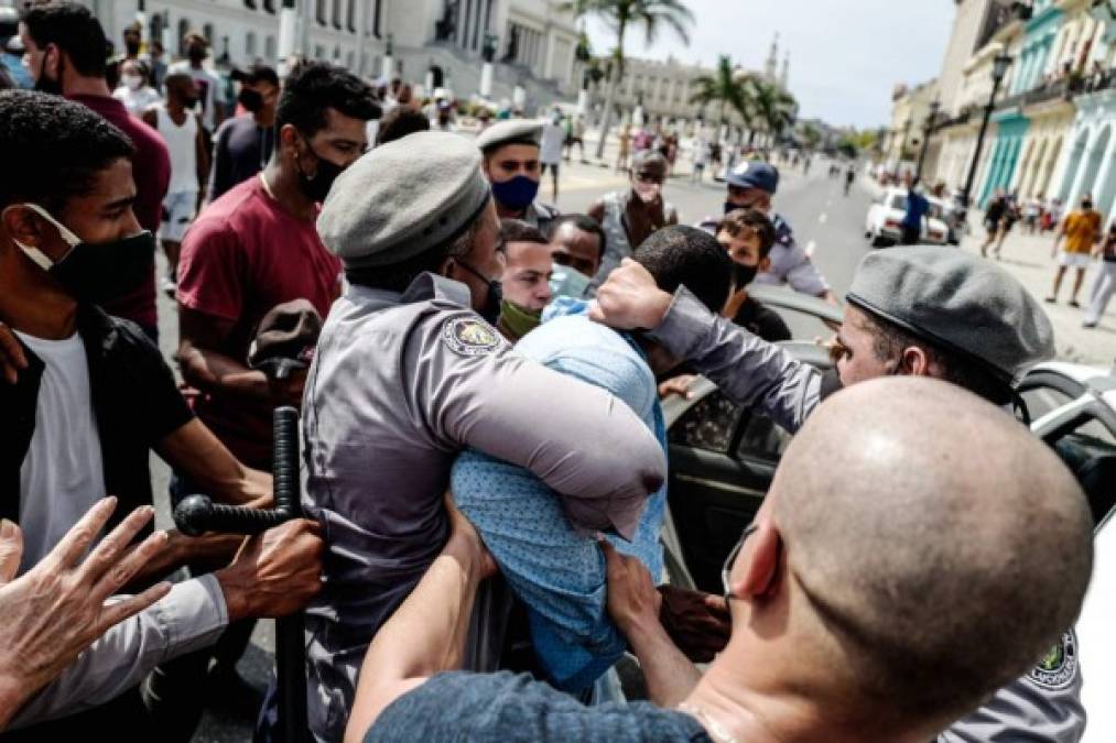 Aunque inicialmente las acciones se habían desarrollado sin intervención policial, a lo largo de la tarde los ánimos se fueron caldeando y comenzaron a sucederse las detenciones de manifestantes que eran llevados a rastras a coches policiales e incluso a camiones y sacados del lugar.