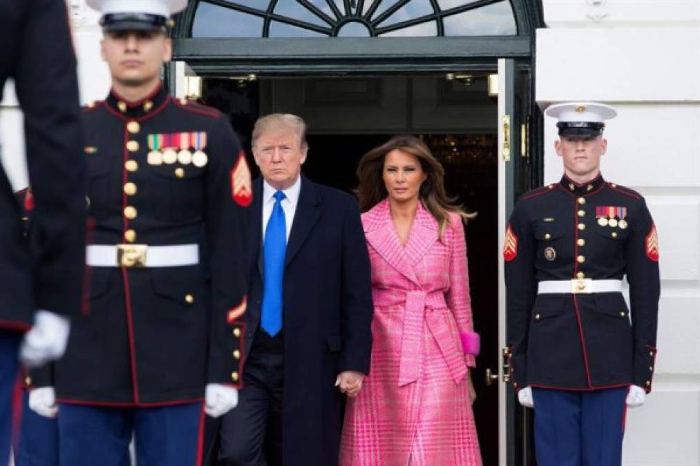 Melania lució impecable para la recepción en la Casa Blanca, apostando por un abrigo rosa neón de Fendi, valorado en 5,000 dólares.
