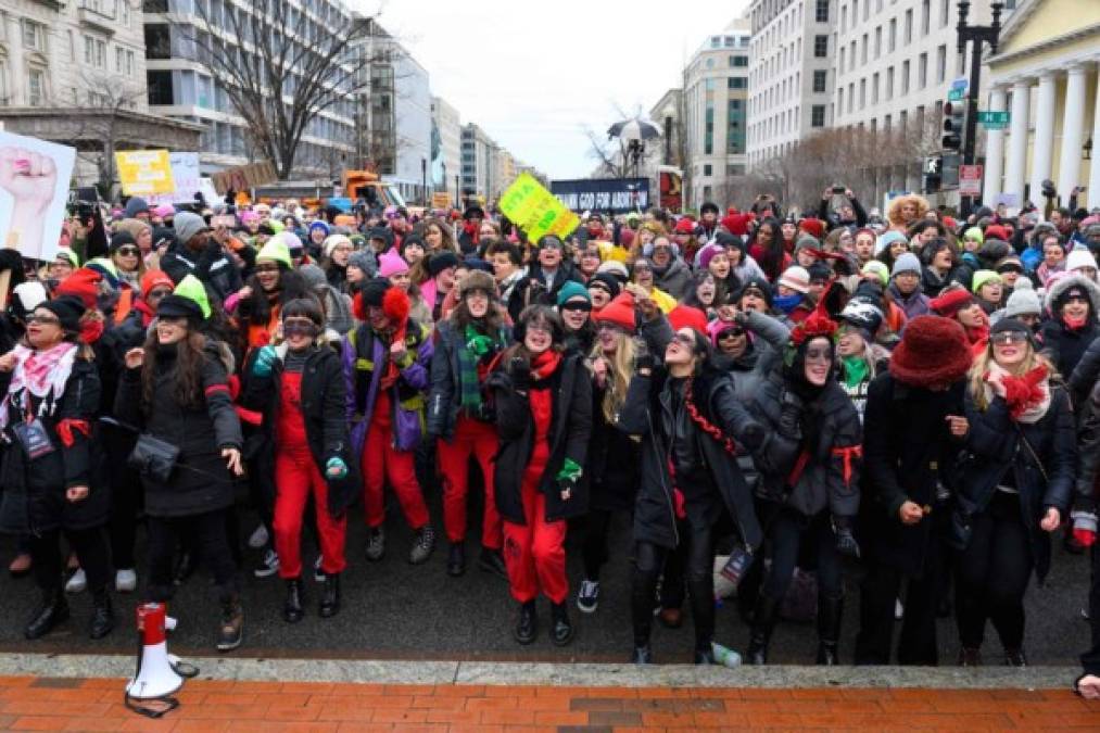 Miles de manifestantes se reunieron en Washington el sábado para la cuarta edición de la Marcha de las Mujeres, una reunión anual para protestar contra las políticas de Donald Trump y para luchar por los derechos femeninos y de las minorías.<br/>La marcha contó con la participación del colectivo chileno 'Las Tesis', las autoras del himno feminista 'Un violador en tu camino'. Fotos: AFP