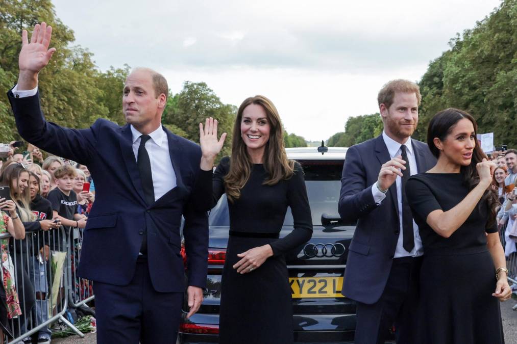 En la gran avenida que conduce al castillo y fortaleza de Windsor, que fue la residencia de fin de semana de Isabel II y donde decidió instalarse en el último año, las dos parejas estuvieron cerca de una hora dando la mano a la gente, hablando y recogiendo los ramos de flores que les entregaban.