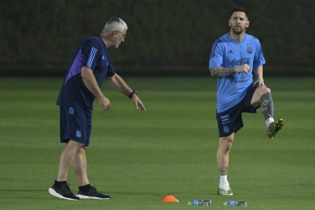 <b>Messi</b> comenzó su entrenamiento particular haciendo <b>ejercicios en solitario y sin tocar pelota</b>. 