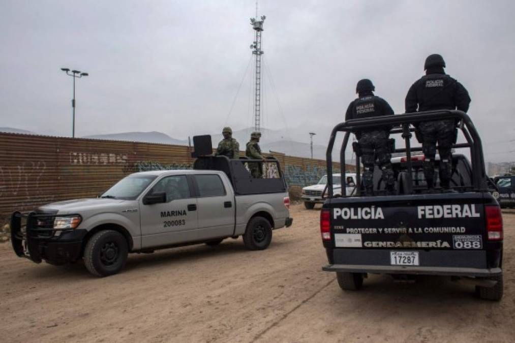 Las Fuerzas de Seguridad mexicanas y el Ejército de ese país brindaron seguridad al magnate desde el otro lado del muro.