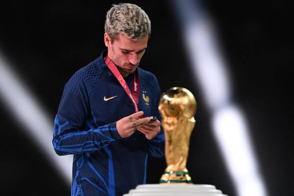 Antoine Griezmann, que hizo un gran Mundial, observando su medalla de subcampeón del mundo.