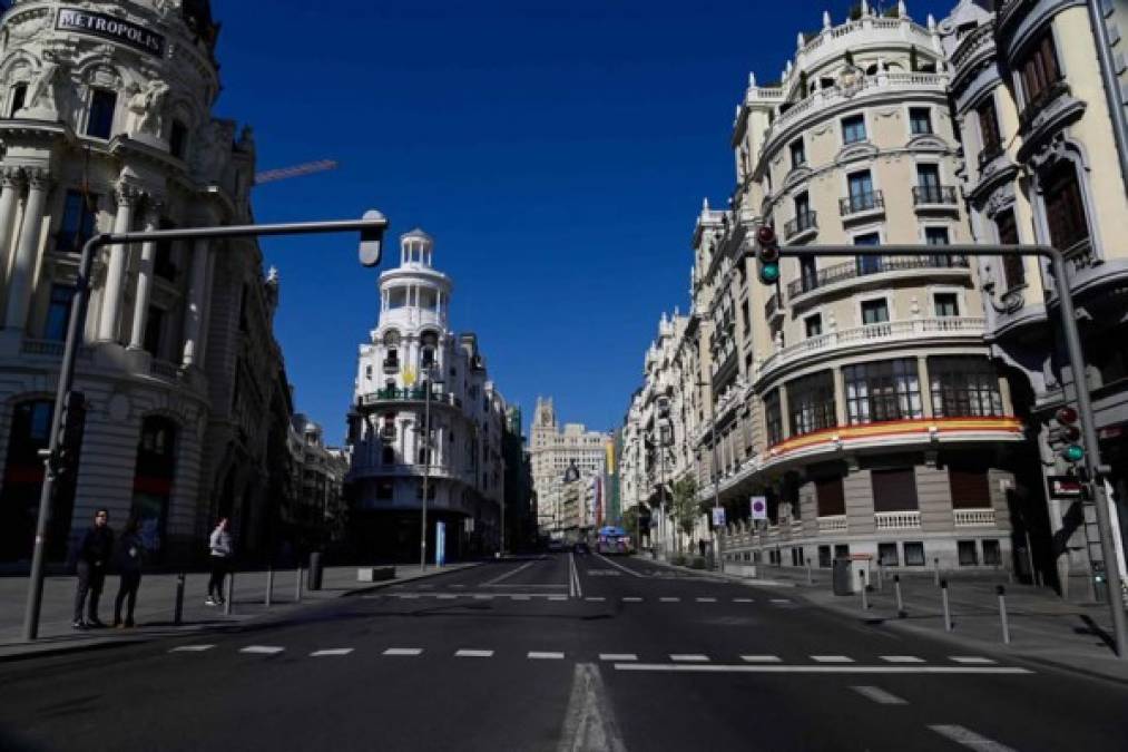 La Gran Vía permanece vacía hoy en Madrid el 14 de marzo de 2020 después de que las autoridades regionales ordenaron el cierre de todas las tiendas de la región desde hoy hasta el 26 de marzo, a excepción de las que venden alimentos, químicos y estaciones de servicio, para frenar la propagación del coronavirus. Fotos AFP.