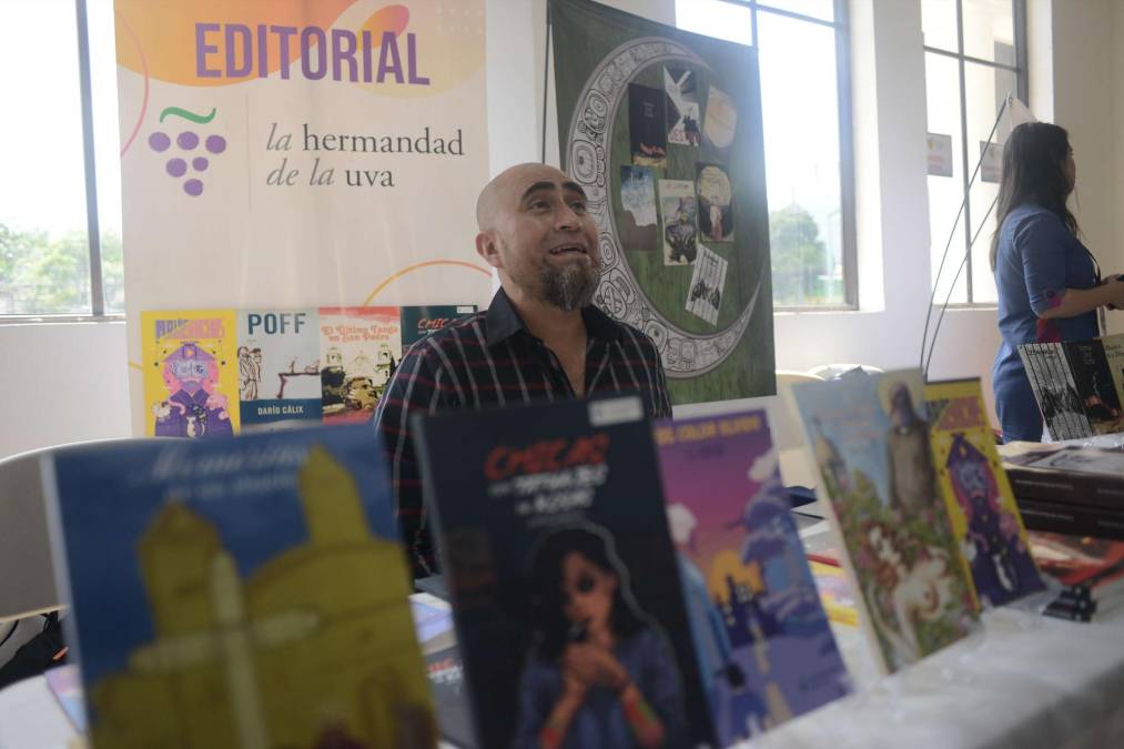 Melvin Cantarero nació en Camasca, Intibucá; uno de sus libros se denomina “Memorias de un abuelo”, el cual se trata de historias que cuentan los abuelos en los pueblos, específicamente en su municipio de origen. Su libro lo puede encontrar por L250 en el lugar. 