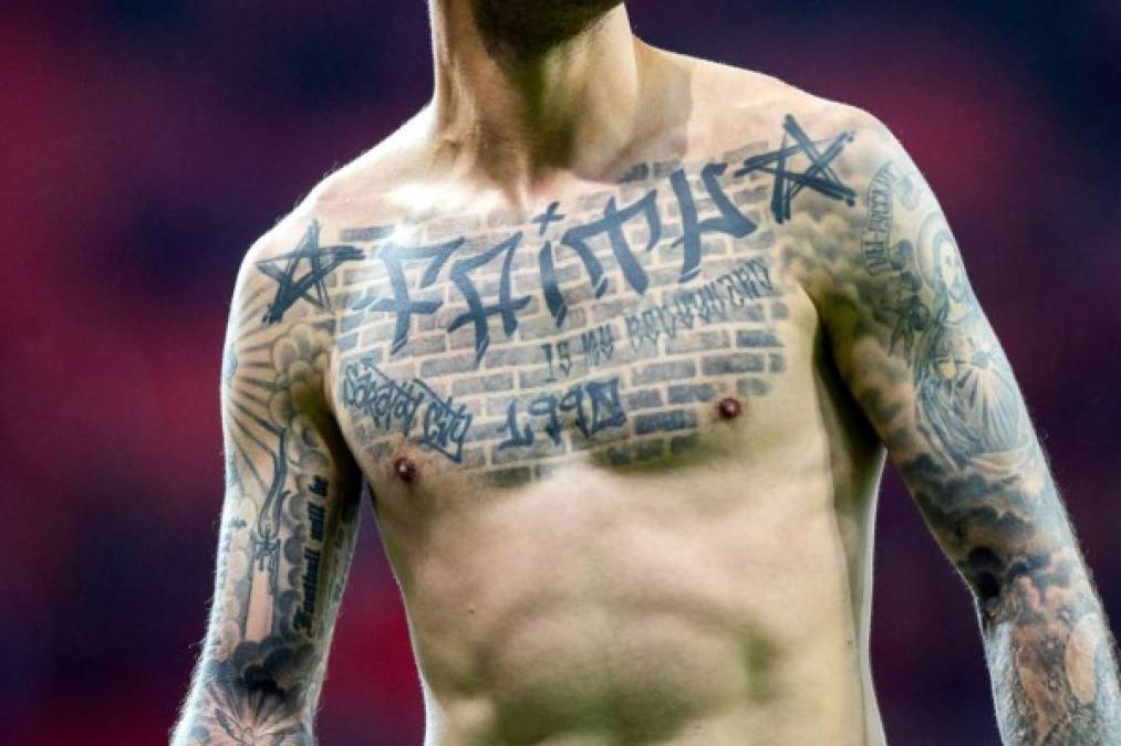 Los llamativos tatuajes que dejó al descubierto el delantero ruso Fedor Smolov del Lokomotiv Moscú tras ganarle al Bayer Leverkusen.