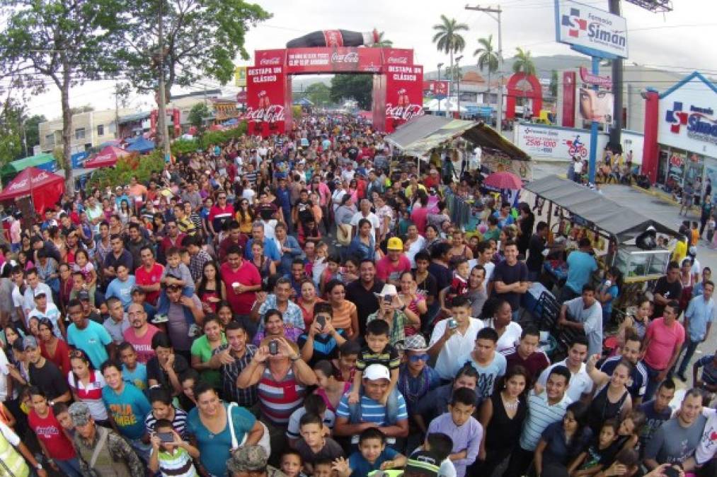 Colorido desfile de las carrozas en San Pedro Sula
