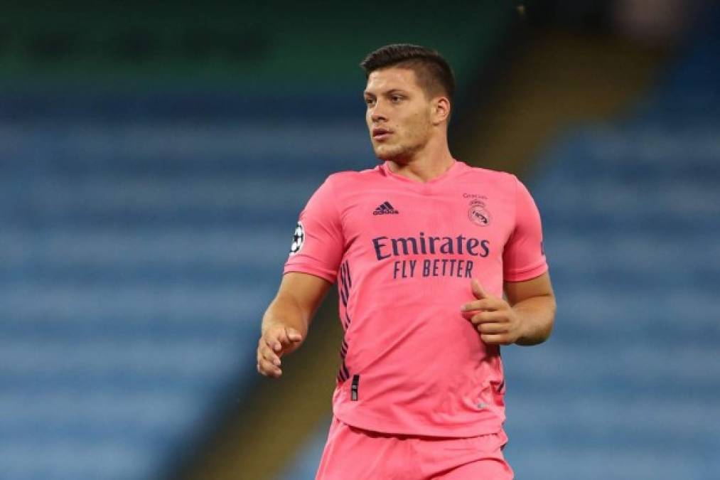 Según informa El Partidazo de Cope, el delantero serbio Luka Jovic no aguanta más a Zinedine Zidane y está forzando para que el Real Madrid le deje volver al Eintracht de Frankfurt. Aunque el conjunto blanco pagó 60 millones en busca de los 17 goles que le convirtieron en sensación de la Bundesliga, el serbio no ha cuajado en el Bernabéu y únicamente encontró dos veces la red en la liga del año pasado.