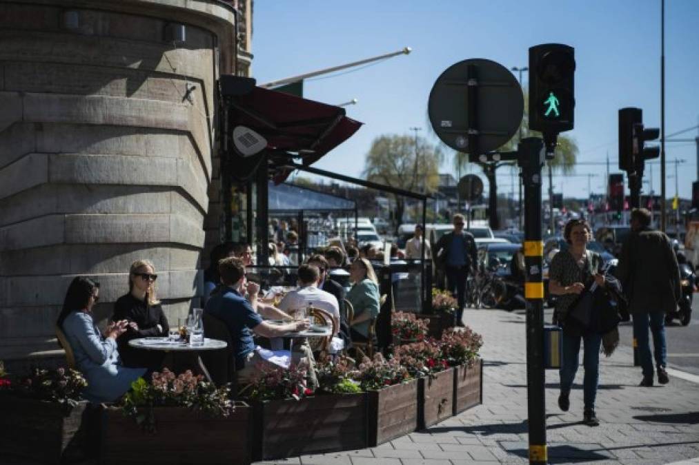 La apuesta de Suecia fue básicamente operar más o menos normal; las escuelas primarias permanecieron abiertas, los restaurantes y bares también.